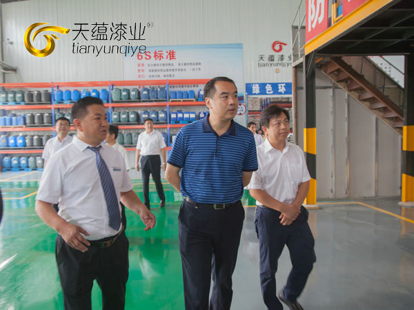 嘉祥縣縣委書記周生宏，視察天蘊漆業(yè)公司